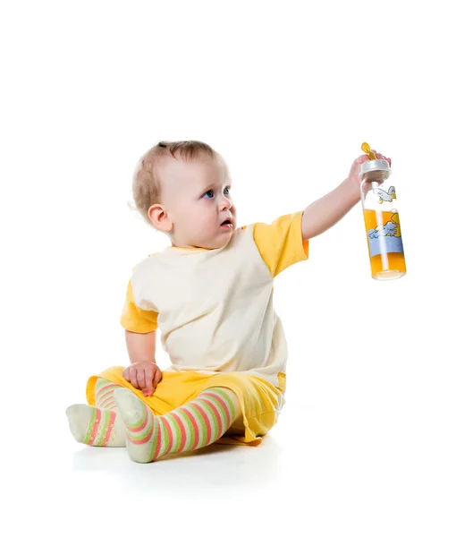 Cry baby dricka fruktjuice — Stockfoto