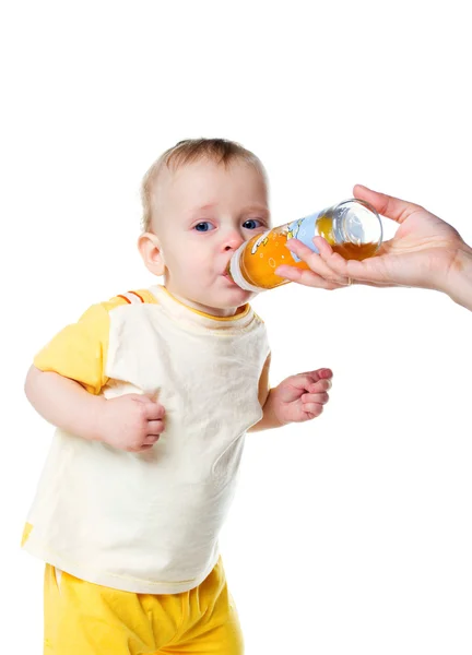 Плач ребенка пить фруктовый сок — стоковое фото