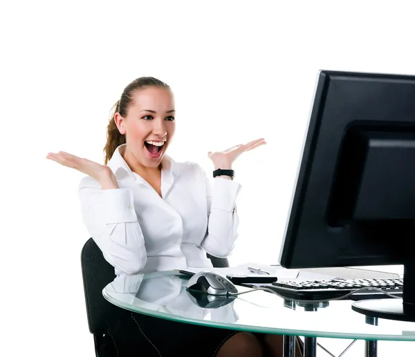 Mutlu işkadını bilgisayar başında oturur — Stok fotoğraf