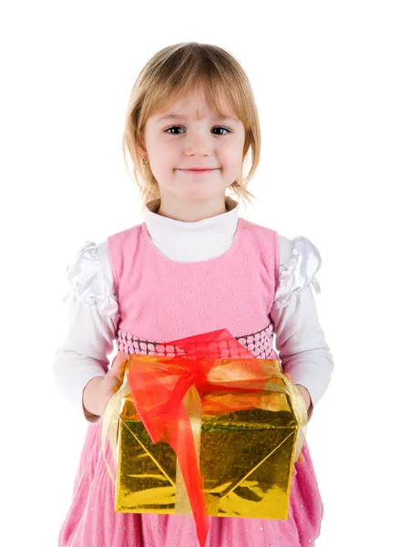 Leende liten flicka med gåva — Stockfoto