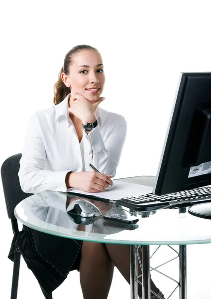 Iş kadını bilgisayar başında oturur — Stok fotoğraf