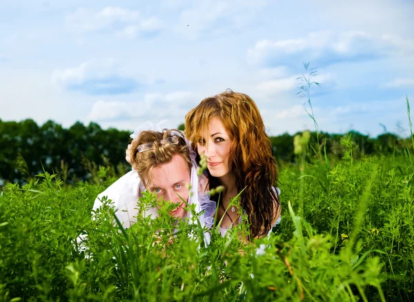 Пара в зеленой траве — стоковое фото
