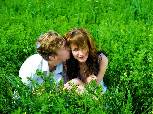 Casal em uma grama verde — Fotografia de Stock