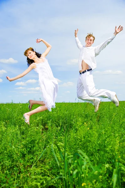 Par i en grönt gräs — Stockfoto