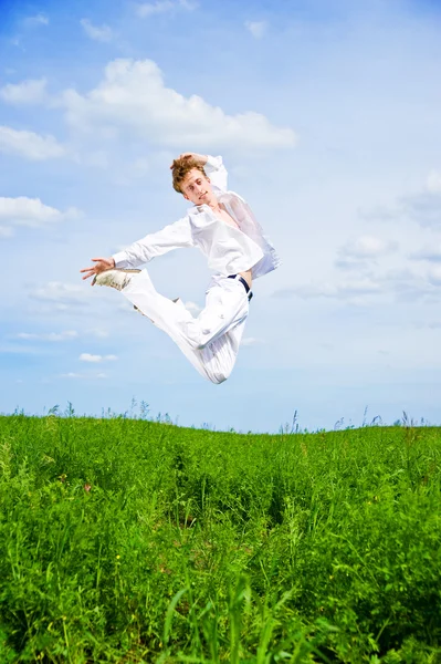 Mannen springen in de weide — Stockfoto