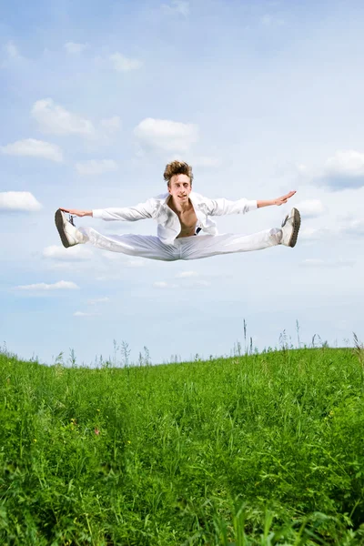 牧草地で男性ジャンプ — ストック写真