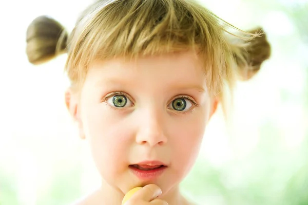 Close-up portrait of a girl — Stock Photo, Image