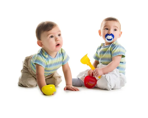 Hermanos gemelos con pala y rastrillos —  Fotos de Stock