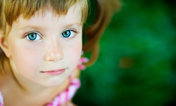 Красивая маленькая девочка на игровом оборудовании — стоковое фото