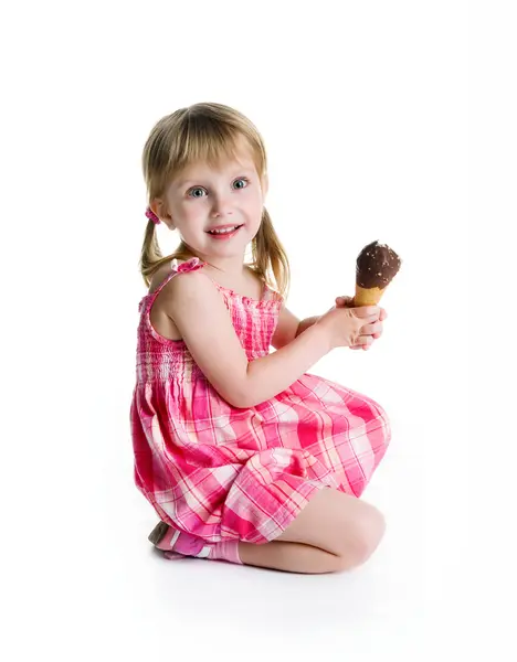 Χαριτωμένο μικρό κορίτσι με το παγωτό — Φωτογραφία Αρχείου