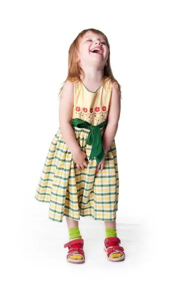 Маленькая девочка примеряет большие ботинки — стоковое фото