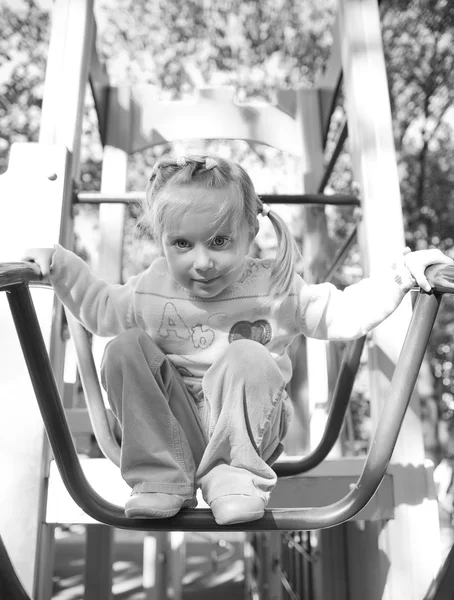 Niña de cuatro años y su ábaco — Foto de Stock
