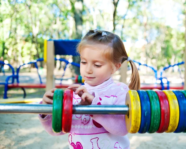 Junge fängt Seifenblasen — Stockfoto