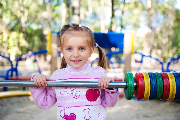 Vier-jarige meisje en haar abacus — Stockfoto