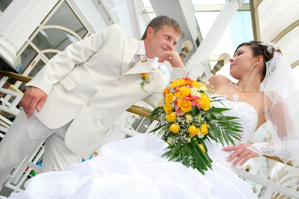 Nowożeńcy razem w fotopozie — Zdjęcie stockowe