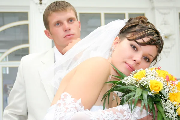 Nowożeńcy razem w fotopozie — Zdjęcie stockowe