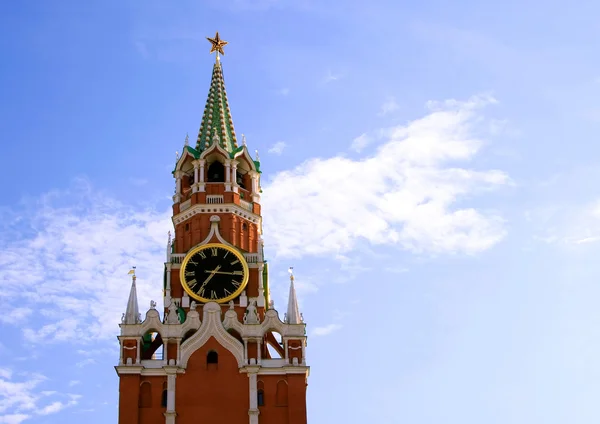 与时钟在莫斯科克里姆林宫塔 — 图库照片