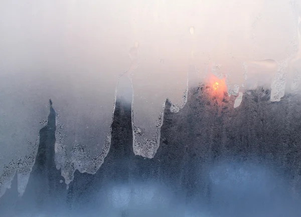 Hielo y sol en el cristal de la ventana de invierno — Foto de Stock