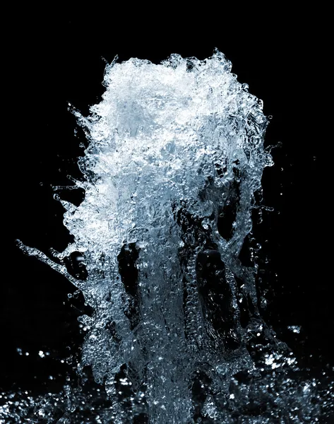 Vattenfall på svart — Stockfoto