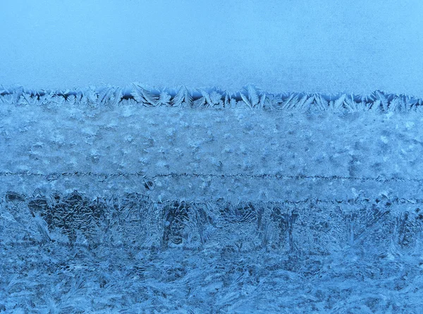 在玻璃上的冰霜天然花纹 — 图库照片