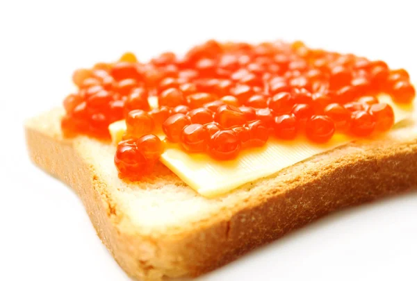 Červený kaviár sendvič na bílém pozadí — Stock fotografie