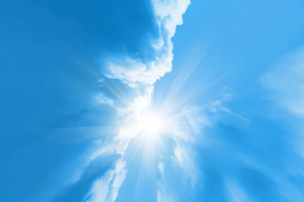 Небесний фон з сонячними променями — стокове фото