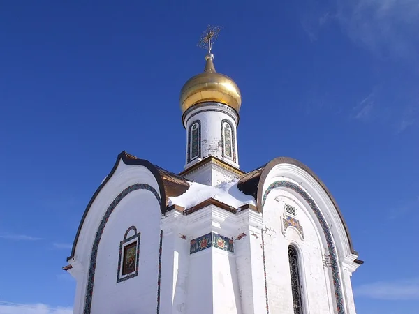 순수한 겨울 하늘에 대 한 교회 — 스톡 사진