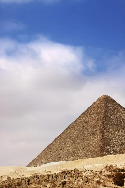 Sphinx en de Grote Pyramide — Stockfoto