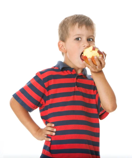 Мальчик держит яблоко — стоковое фото