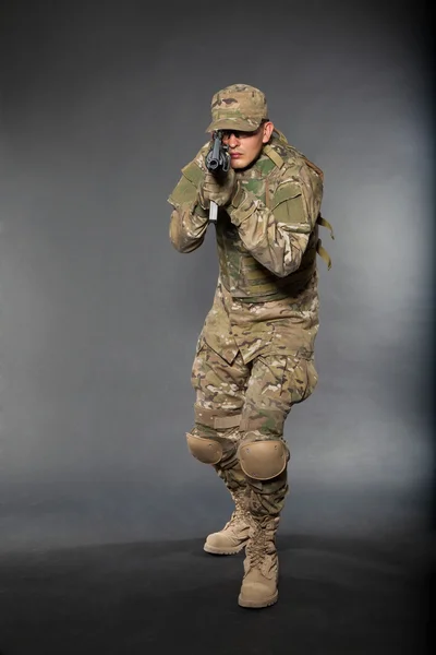 Soldado com espingarda — Fotografia de Stock