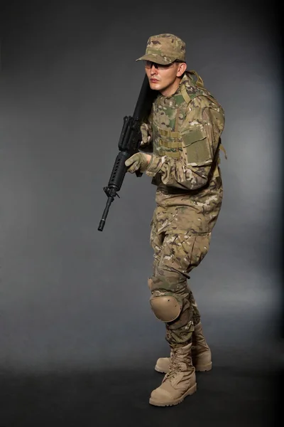 Soldado con rifle — Foto de Stock