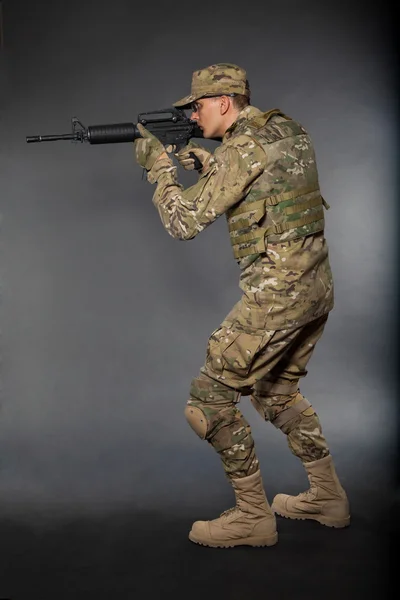 Солдат с винтовкой — стоковое фото