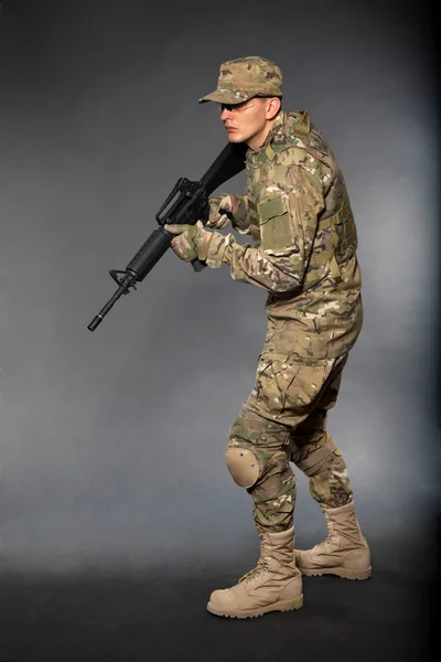 Soldado con rifle —  Fotos de Stock