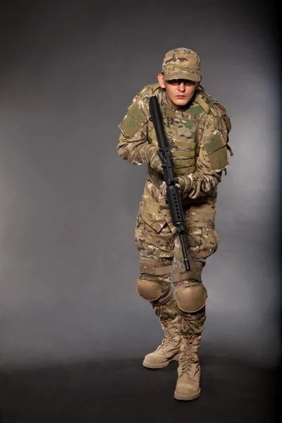 Soldier with rifle — Stock Photo, Image