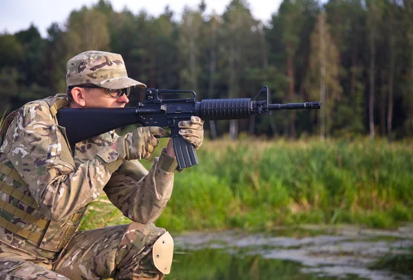 Солдат з гвинтівкою — стокове фото