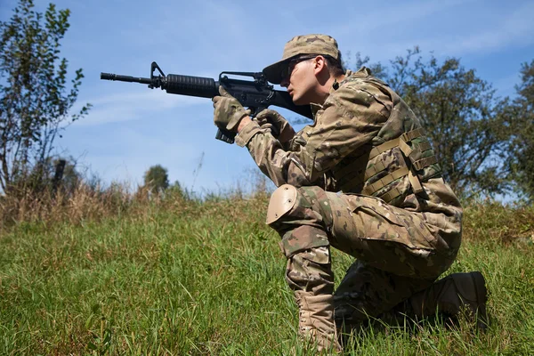Soldado con un rifle — Foto de Stock