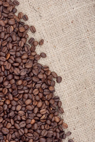 Коричневые жареные кофейные зерна. — стоковое фото