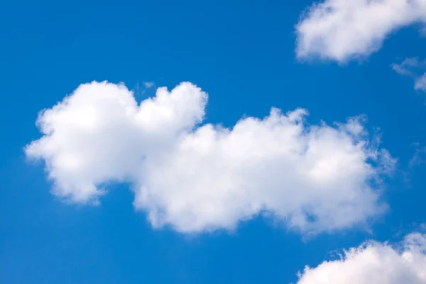 ท้องฟ้าสีฟ้าที่สวยงามและเมฆ — ภาพถ่ายสต็อก