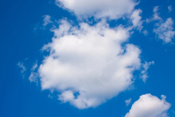 Красивое голубое небо и облака — стоковое фото