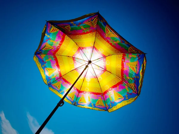 Guarda-chuva e sol . — Fotografia de Stock