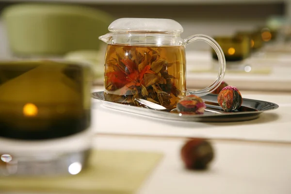 Szklany czajniczek do herbaty z świeżej zielonej herbaty — Zdjęcie stockowe