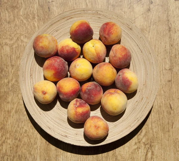 盘子里成熟的桃子 — 图库照片