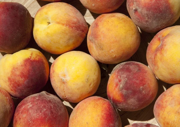 Mogna persikor på en tallrik — Stockfoto