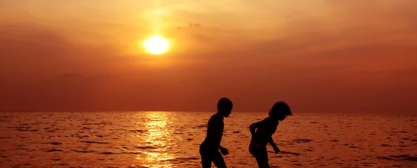 Παιδιά, θάλασσα και το ηλιοβασίλεμα — Φωτογραφία Αρχείου