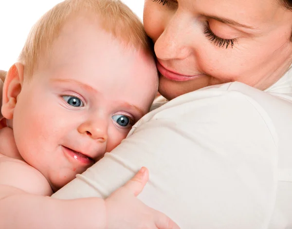 Dziecko, na ramieniu w mama — Zdjęcie stockowe