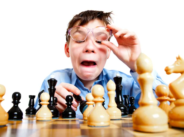 Nerd jouer aux échecs — Photo