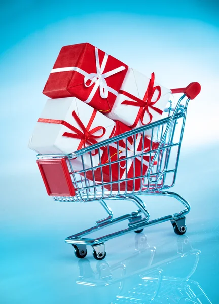 Shopping cart and gift — Stock Photo, Image
