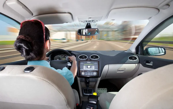 Mulheres dirigindo um carro — Fotografia de Stock