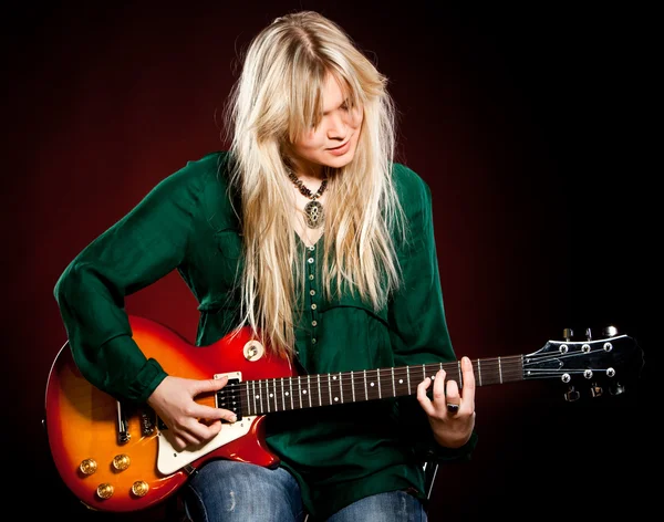 Lány gitárral — Stock Fotó