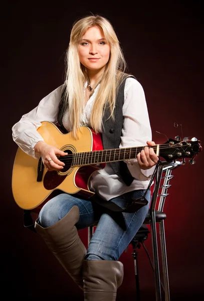 Menina com uma guitarra — Fotografia de Stock